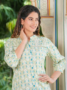 Elegante Camisa de Rayón con Estampado Floral Verde para Mujer, con Pliegues, Cuello Mao y Mangas Tres Cuartos, Diseñada para Uso Casual - Product Image 5