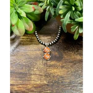 Pendentif et breloque Zuni faits à la main, corail et fleur incrustée d'argent sterling - Product Image 1