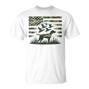 Camiseta Juvenil con Diseño de Camuflaje, Bandera Americana y Perro Cazador de Patos, Personalizable - Product Image 1