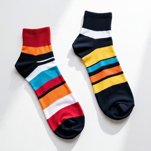 Venta al por mayor de calcetines de poliéster en blanco para la impresión por sublimación calcetines de calle calcetines de baloncesto de entrenamiento deportivo profesional personalizado - Product Image 1