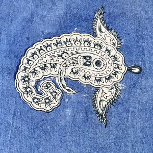 ผ้าฝ้ายพิมพ์ลายด้วยมือ ลายคลาสสิก ลายเพสลีย์ ลายบูตะ |   ผ้าสิ่งทอพื้นเมืองอินเดียสีน้ำเงินคราม - Product Image 3