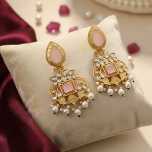 Pendientes étnicos con tachuelas Kundan hechos a mano con cuentas rosas en tonos dorados para mujeres para fiestas tradicionales - Product Image 4