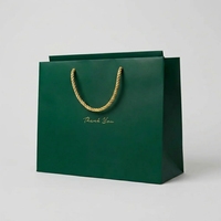 Bolsa de Regalo Grande de Papel de Arte de Buena Calidad con Logotipo Personalizado, Estampado Dorado y Asa de Cuerda Dorada para Empaque de Ropa, Directo de Fábrica