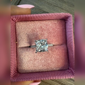 Bague de fiançailles en or massif 18 carats avec diamant de laboratoire taille coussin 3 carats, certifiée IGI, clarté VVS1/VVS2, bijou de luxe pour demande en mariage - Product Image 1