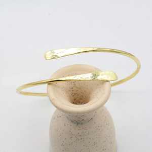 Bracelet de bras en laiton martelé, bijou doré, style bohème, taille ajustable - Product Image 1