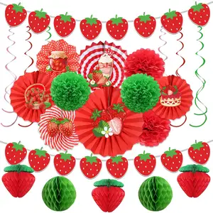 स्ट्रॉबेरी थीम जन्मदिन की सजावट में गार्लैंड हनीकॉम्ब बॉल पार्टी सजावट की आपूर्ति शामिल है।