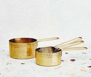 Taza medidora de acero inoxidable de alta resistencia Premium con mango de agarre cómodo perfecto para uso en la cocina del hogar y restaurante - Product Image 3