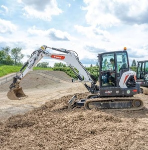 Excavatrice compacte sur chenilles Takeuchi robuste avec godet pour l'excavation et la manutention de matériaux - Product Image 2