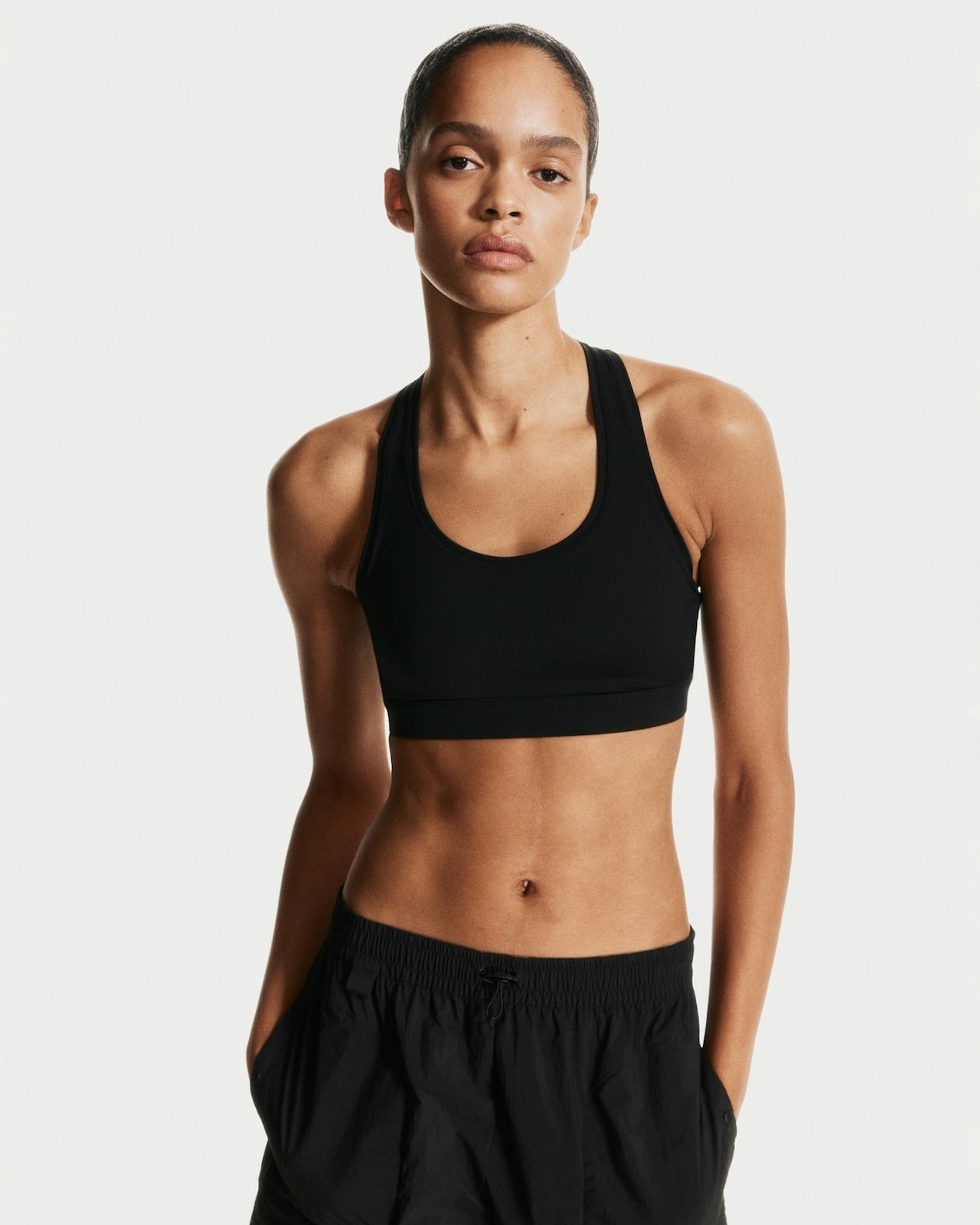 Wholesale Women's Breathable Workout Gym Fitness Bras U Neck Cross Back Yoga Sports Bra Medium Support Removable Pads Front