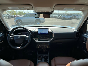 SUV Deportivo de Lujo Ultra-Lujo 2024, Tracción en las Cuatro Ruedas, Volante a la Izquierda, >8L Gasolina, Automático, 7 Asientos de Tela, Techo Panorámico - Product Image 6