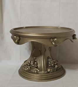 Support à gâteau élégant de style vintage en or pour la présentation de desserts, les événements à domicile, l'accueil des invités et les occasions spéciales, en provenance d'Inde - Product Image 1