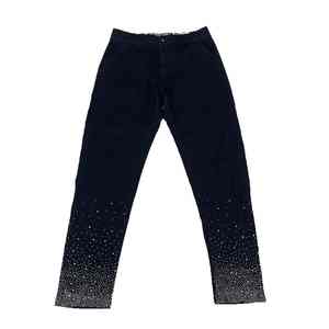 Brilla en cada paso con nuestra exquisita colección Midnight, que presenta detalles brillantes en este pantalón vaquero con pedrería. - Product Image 1