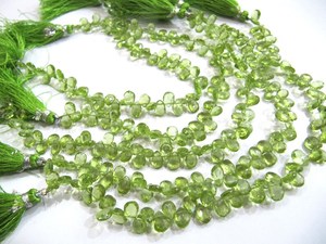 Cuentas de peridoto natural en forma de pera Briolette tamaño 4x6mm a 4x8mm hebra 8 pulgadas de largo - Product Image 2