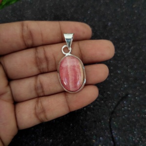 Pendentif vintage en rhodocrosite de forme ovale avec pierres précieuses, argent fin d'excellente qualité avec placage à l'or pour les fêtes religieuses. - Product Image 3
