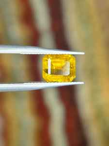 Pierre précieuse Glow Gemstone 2,05 carats, clinzoïsite naturelle taille émeraude, non traitée, jaune, origine Pakistan, pour la fabrication de bijoux - Product Image 5