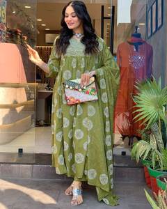 Pantalon Kurti traditionnel exclusif en rayonne avec catalogue complet de la collection Dupatta disponible au tarif de gros pour les tenues de fête d'été - Product Image 1