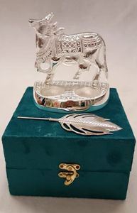 Regalo de contenedor Kumkum de vaca de aluminio de fundición tradicional en caja de terciopelo - Product Image 2
