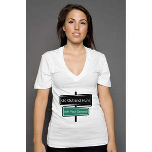 Top de jersey con cuello en V profundo para mujer con decoración de letras Salga a la calle y haga fotografía con su cámara - Product Image 1