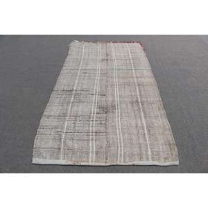 Alfombra Turca Vintage de 4.2x7.9 pies, Alfombra Marroquí Gris y Blanca - Product Image 1