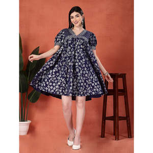 ชุดเดรสผ้าฝ้ายพิมพ์ลายสีน้ำเงินสำหรับผู้หญิง คอวี ระบายอากาศได้ดี ไซส์ XS-XL แฟชั่นทรงเอ็มไพร์ระบายช่วงเข่า แต่งระบาย เหมาะสำหรับใส่กลางวัน - Product Image 1