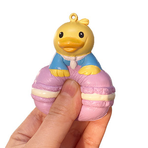 Piccola torta di Macaron di anatra gialla personalizzata giocattolo da spremere in poliuretano espanso lento rimbalzo a mano pizzico ornamenti simulazione cartone animato - Product Image 5