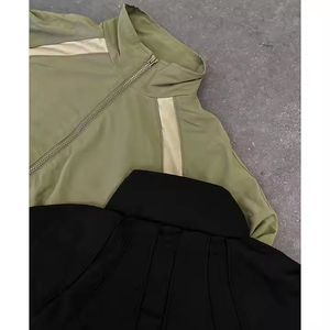 Conjunto Deportivo de Dos Piezas para Hombre, Chaqueta Cortavientos con Capucha y Pantalones Jogger, Estilo Urbano para Invierno, 100% Nailon - Product Image 3