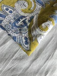 Tissu en coton imprimé à la main, motif floral paisley |   Tissu indien à base d'olive et à motifs floraux bleus - Product Image 3