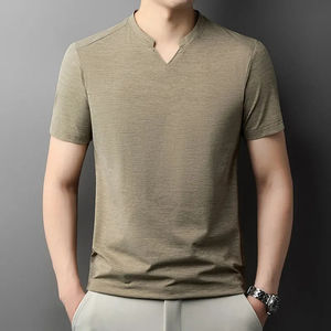 Camiseta de manga corta para hombre, estilo coreano, informal y a la moda, con cuello en V pequeño, color sólido, cómoda, versátil, para verano. - Product Image 4