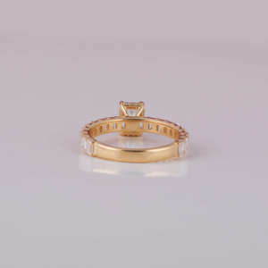 แหวนหมั้นเพชรทรงเหลี่ยมมรกตเคลือบทอง 14K สำหรับผู้หญิง เครื่องประดับแต่งงานทันสมัย ประดับเพชรด้านข้างแบบฝังเพชรเรียง - Product Image 3