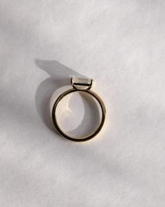 Este anillo de compromiso solitario certificado por IGI de 2.00 quilates para mujer presenta un deslumbrante diamante de corte esmeralda cultivado en laboratorio en un elegante diseño. - Product Image 2