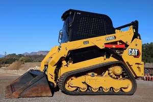 Cargadora Compacta CAT 2503 Diésel con Orugas, Cabina Amarilla, Potencia Hidráulica de 75KW, Alto Momento de Carga, Radio de Giro Corto - Product Image 3