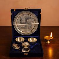 Hindous traditionnels indiens Pooja accessoires coffret cadeau personnalisé boîte de velours rouge emballé argent Pooja Thali Articles ensembles Diwali cadeaux