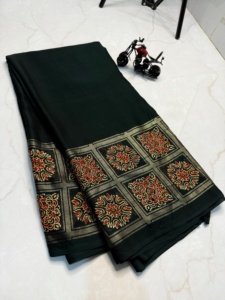 Sari de gasa de musgo opaco pesado de primera calidad con borde de satén Zari y sari blanco de impresión digital Venta al por mayor Ropa étnica - Product Image 4