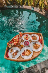 PLATEAU DE PETIT-DÉJEUNER FLOTTANT EN ROTIN DANS LA PISCINE DE L'HÔTEL DE LUXE OU LA VILLA DE RESORT TROPICALE, FRUITS: MANGUE, PASTÈQUE ET PASSION - Product Image 6