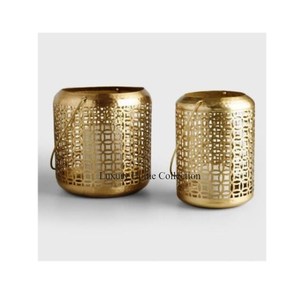 Ensemble de 2 lanternes de designer couleur or, accessoires et fournitures de foudre de table décoratifs fabriqués à la main à un prix raisonnable - Product Image 1