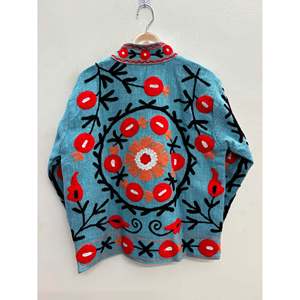 Veste en coton brodée à la main Suzani, motif Samarkand Bloom bleu ciel avec grenades cramoisies, vêtements d'extérieur pour femmes pour le printemps - Product Image 2