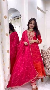 Présentation de nouveaux vêtements de fête de créateur Chinon soie belle impression et séquence de cordon vrai miroir haut et pantalon de travail avec Dupatta - Product Image 4