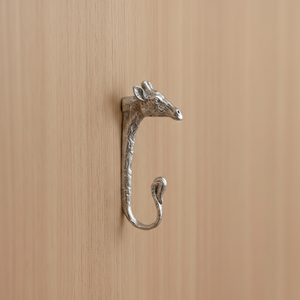Porte-manteau mural décoratif en forme de girafe, finition argent poli, style moderne, pour entrée, chambre ou décoration intérieure. - Product Image 1