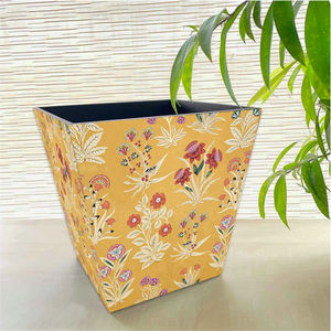 Poubelle en bois debout avec impression abstraite émaillée - Product Image 1