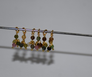 Belle tourmaline naturelle 1 + 3 perles enveloppées d'un seul fil. Gemstone Dangle1 + 3 perles de fil unique Pièces de chapelet pour la fabrication de bijoux - Product Image 3