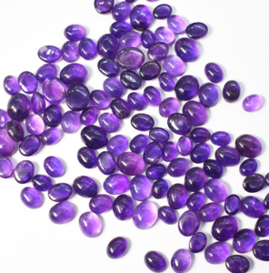 Cabochons ovales en améthyste naturelle 332,85 carats Lot Taille moyenne 6X8 mm - 11X9 mm Lot en gros 107 pièces - Product Image 1