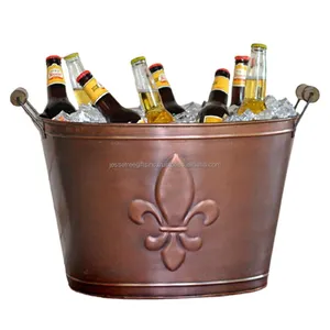 Elegante bañera de hoja de metal para bebidas con acabado de cobre, forma redonda, diseño de flor de lis, manijas de madera de dos lados para servir