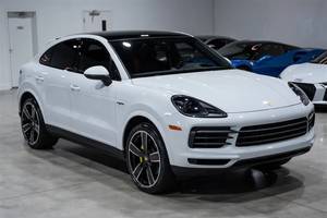 Porsche Cayenne E-Hybrid Coupé d'occasion 2023, blanc, 5 places, phares LED, toit ouvrant panoramique, intérieur en cuir, pneus R21 - Product Image 2