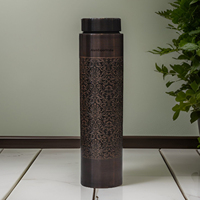 Bouteille d'eau potable en cuivre pur, respectueuse de l'environnement, sûre pour l'eau bouillante, avec motif gravé et finition antique, pour une consommation saine.