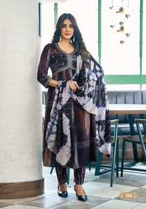 Tela de estampado pesado con pantalón cosido y candelabro de algodón dupatta Aliya cut Kurt set para venta en línea - Product Image 2