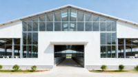 Structure moderne en acier Ferme d'élevage de vaches Hangar de garage Maison préfabriquée Entrepôt pour ateliers Plantes Vent élevé