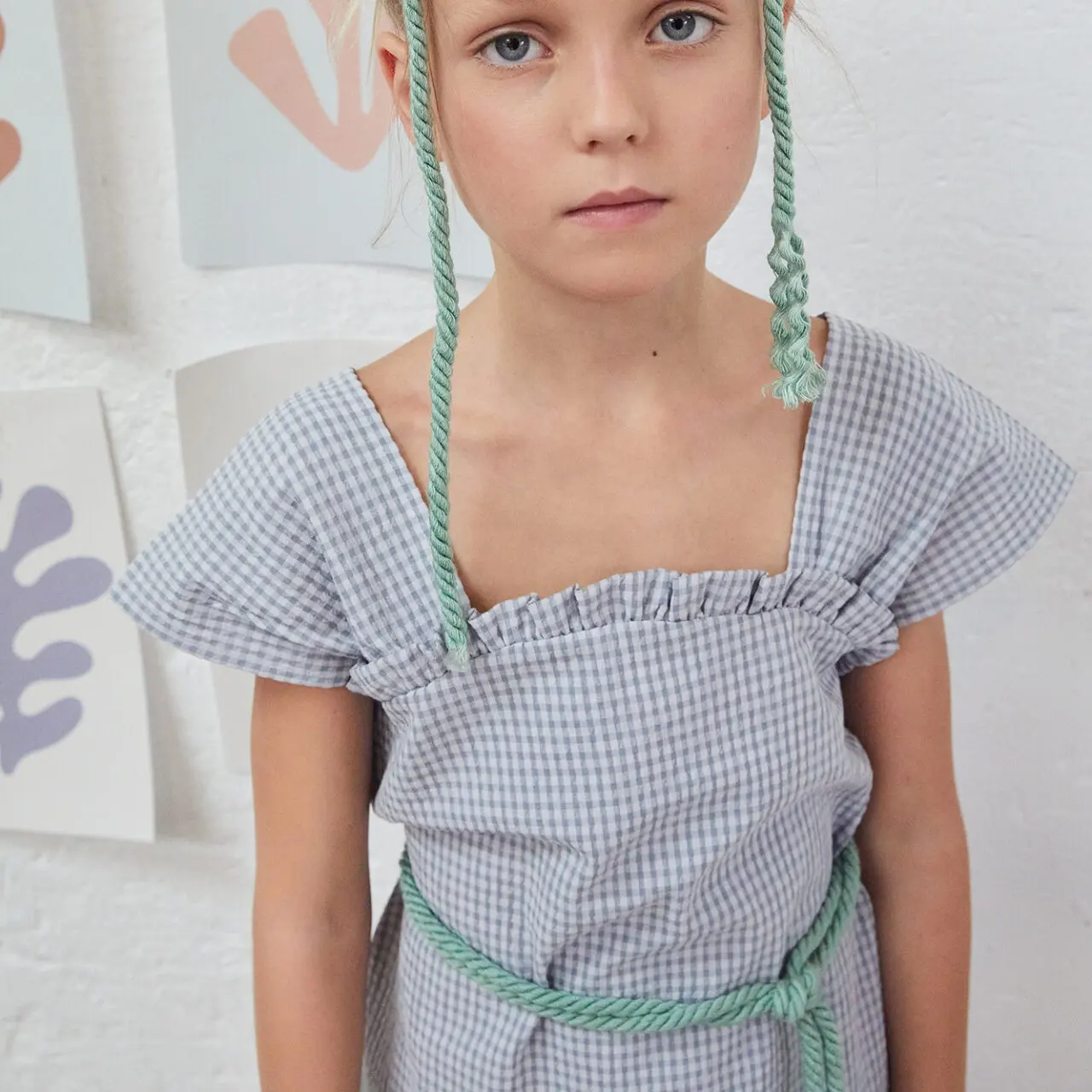 Summer Fashion Kinder Boutique Kleidung Minimales Kleid mit breiten Trägern, abgerundetes Rüschen detail in Ausschnitt und Seitens plits