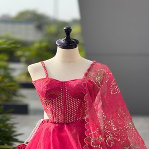 Conjunto de Lehenga Choli VASTRA COTTAGE de Organza Pura con Estampado Digital, Lehenga con Vuelo, Blusa Bordada y Dupatta - Product Image 4
