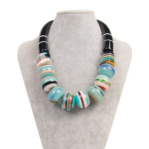 Nouveau collier en résine de conception de style collier fait à la main multicolore meilleur cadeau pour l'anniversaire de votre amour - Product Image 3