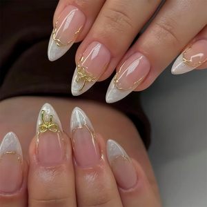 24 <span class=keywords><strong>Uñas</strong></span> Postizas Francesas Blancas con Punta Almendrada Mediana, Diseño Acrílico 3D con Lazo <span class=keywords><strong>y</strong></span> Línea Dorada, <span class=keywords><strong>Uñas</strong></span> Adhesivas al por Mayor - Product Image 5